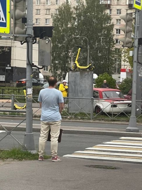 Где только не паркуют многострадальные электросамокаты в..