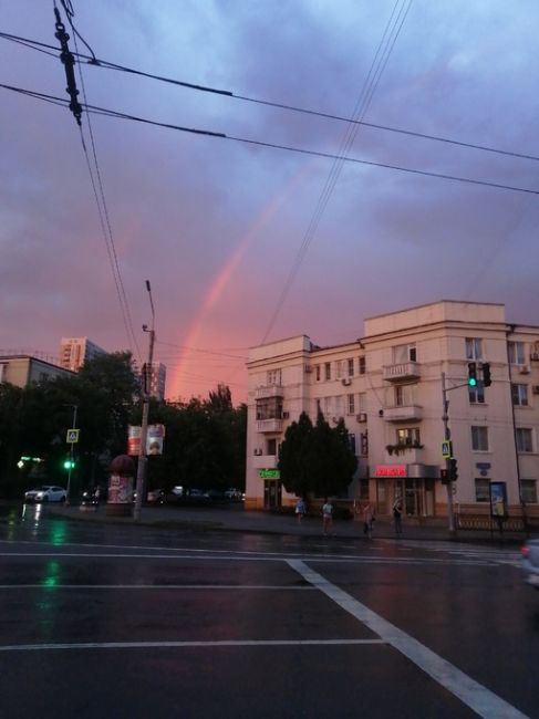 Вечернее небо Ростова сегодня выдалось крайне красивым. Наши читатели делятся фотоснимками с разных..