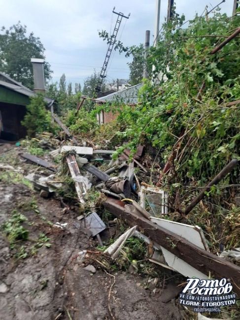 😨 Вот так выглядят улицы и дворы Александровки, где вчера [https://vk.com/wall-104083518_3820426|случился прорыв].  По словам..