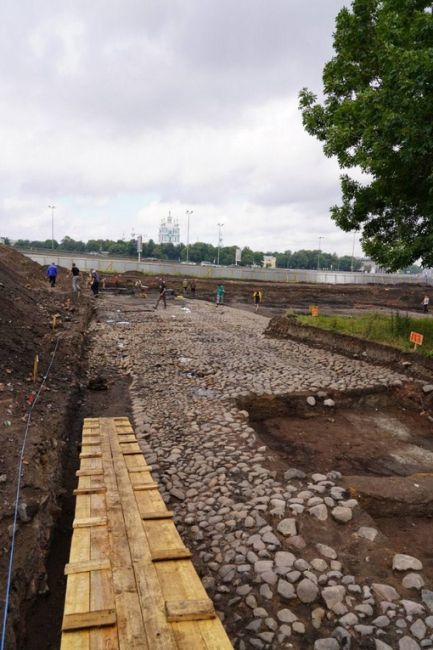 В Петербурге археологи откопали мостовую Охтинской слободы начала XIX века 
Во время раскопок шведского..