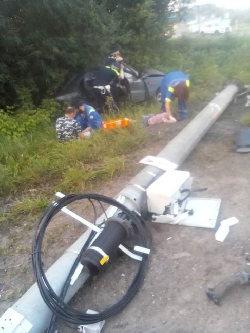 В Дмитрове пьяный водитель уходил от погони и снес столб. Жив, но его догнали и..