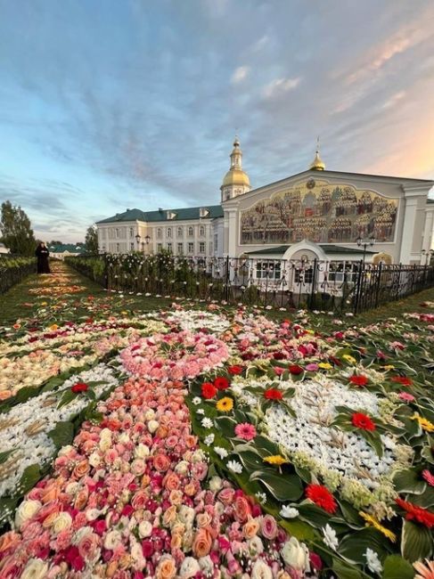 🗣️ Более 450 самых разнообразных цветочных розеток выложили вчера украшатели святой Канавки в Дивеево  Были..