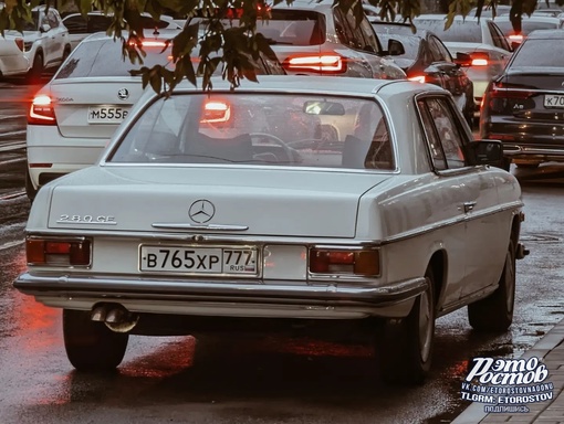 🚘 Старичок Mercedes W114 на ростовских улицах. 
Это первая по-настоящему массовая серия легковых автомобилей..