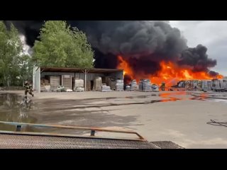 В Подмосковном Раменском горит склад с удобрениями.  Огонь распространился на площади 1800..