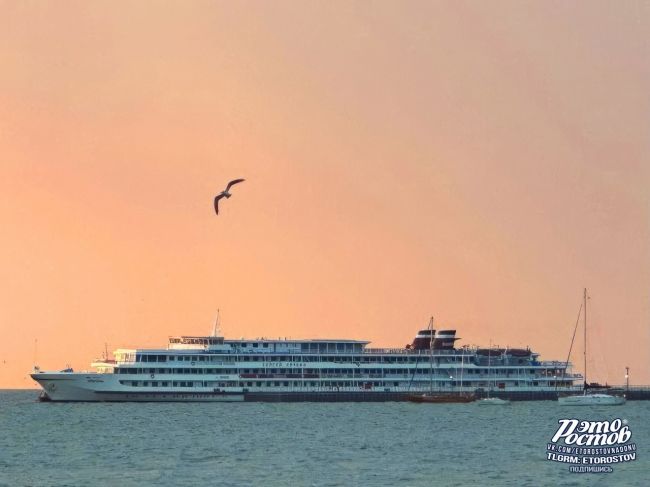 🛳 Вот такие круизные лайнеры теперь можно увидеть в Таганрогском заливе. Местные пока не привыкли к таким..