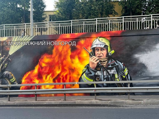 🗣️ Дзержинский художник Илья Спиченков продолжает работать над масштабным граффити в честь..