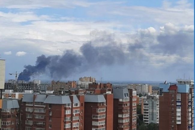 В Кировском районе Самары 26 августа тушат крупный пожар  Есть ли угроза распространения огня?  В Самаре..