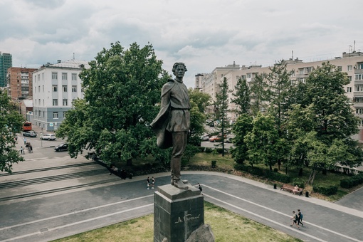 НИЖНИЙ НОВГОРОД  Красивый город с русскою душой,
Среди двух рек и сказочных высот,
Великий, привлекательный,..