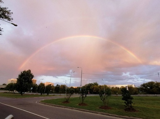 🌈Сегодня в небе можно было увидеть не только шикарный рассвет, но и..