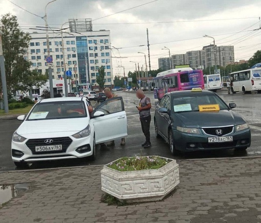 Горожанин жалуется на большое количество таксистов на Привокзальной площади.  «Почему незаконные стоянки..