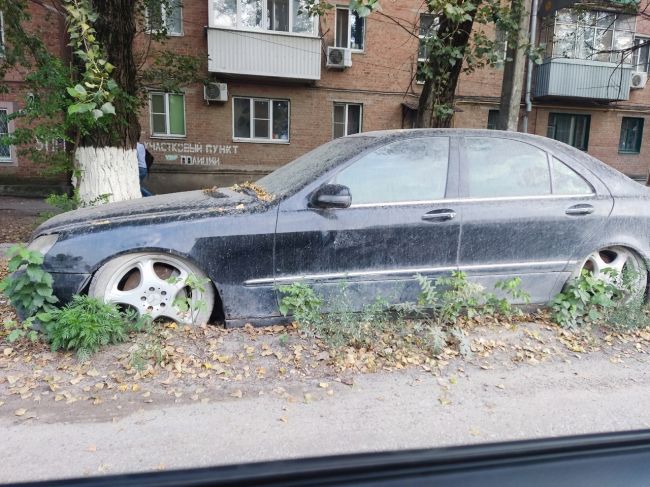 «Арт-объект» у проходной вертолетного завода на улице Нариманова.  «Брошенная кем-то иномарка уже травой..