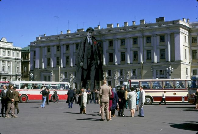 Вспомним, как выглядели Ленинград и ленинградцы в эпоху развитого социализма. Снимки сделаны в 1974 году..