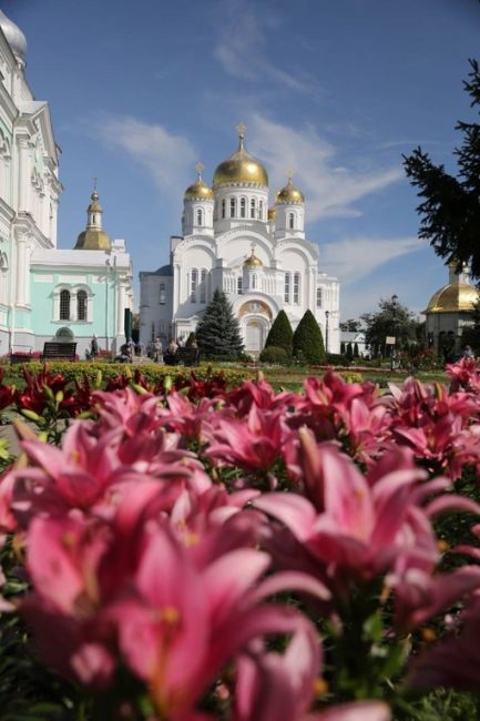 Цветущие сады у монастыря в Дивеево и отличная идея для поездки выходного дня!
..