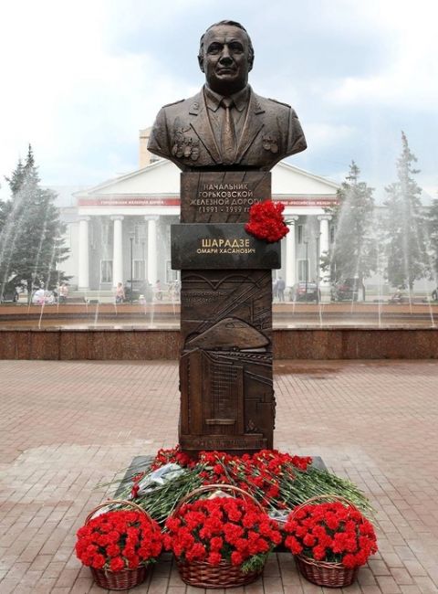 В Нижнем Новгороде открыли памятник-бюст последнему главе города Горький и начальнику «ГЖД» Омари..