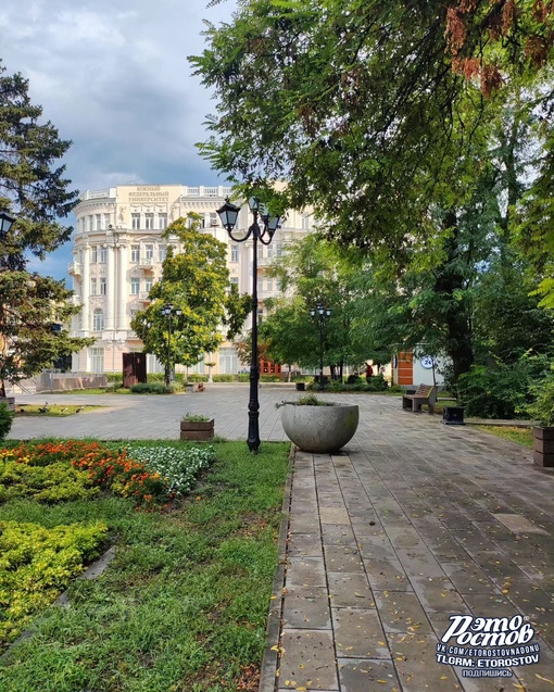 Памятник Ломоносову и котики на Большой Садовой..