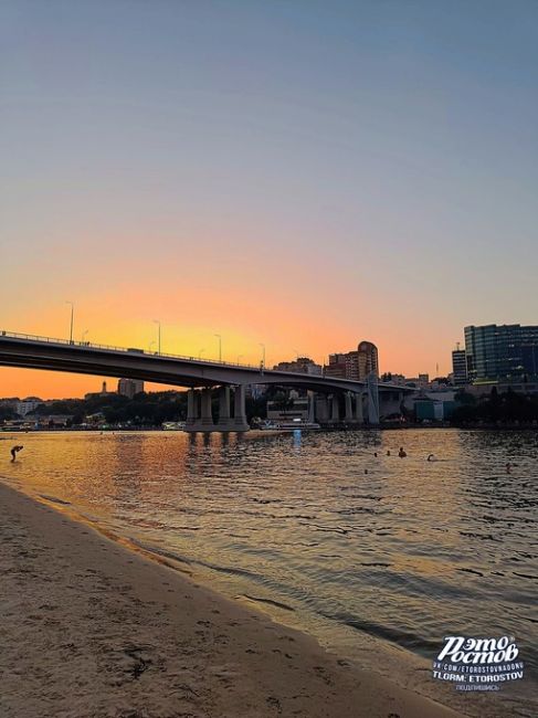 🥵Жаркий закат на Левом, и купающиеся ростовчане..