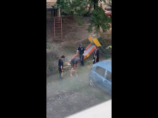 Тихий сон в жаркий полдень на Чаадаева.  Вот только неужели детская площадка оказалась лущим местом для..