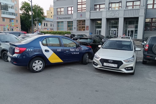 Чего только не вытворяют водители на парковке перед домом связи, но это уже..