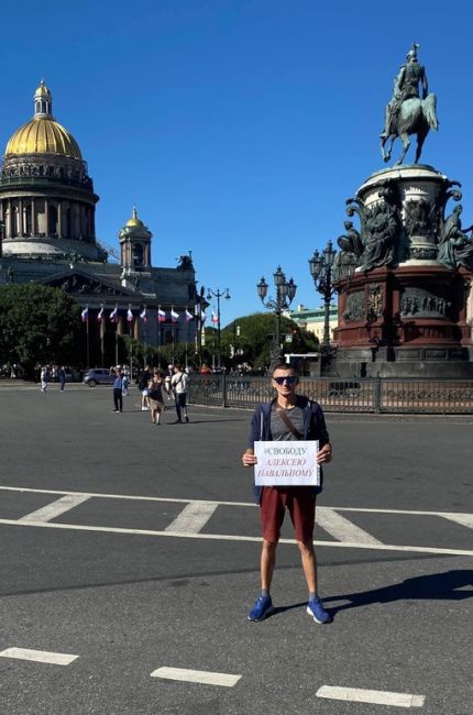 На Исаакиевской площади задержали активиста Сергея Рябушева, который вышел туда с плакатом «Свободу..