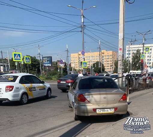 🚖 Подписчик паблика "Это Ростов!" требует разогнать банды нелегальных таксистов на Привокзальной..