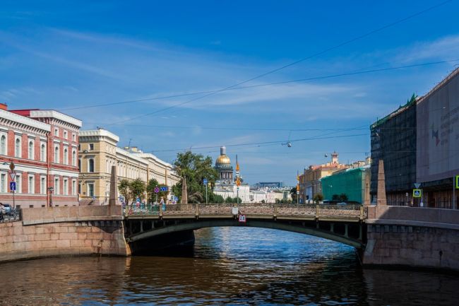 На днях Поцелуеву мосту через Мойку исполнилось 207 лет. По такому случаю прогуляемся по одному из самых..