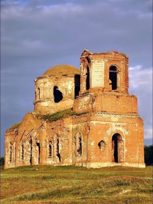 Исчезающая красота.
Полуразрушенная церковь в селе..