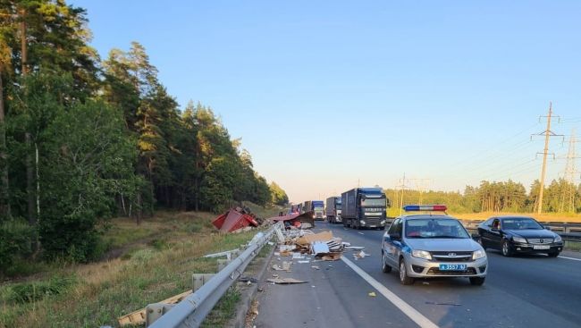 В Самарской области на трассе М-5 столкнулись две фуры 10 августа 2023  Фото с места ДТП  На трассе М-5 произошла..