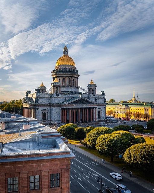 Над Крышами Петербурга и вид на Исаакиевский..