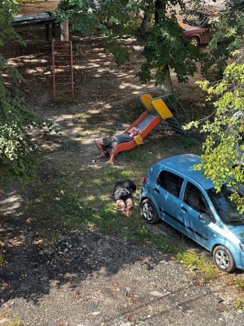 Тихий сон в жаркий полдень на Чаадаева.  Вот только неужели детская площадка оказалась лущим местом для..