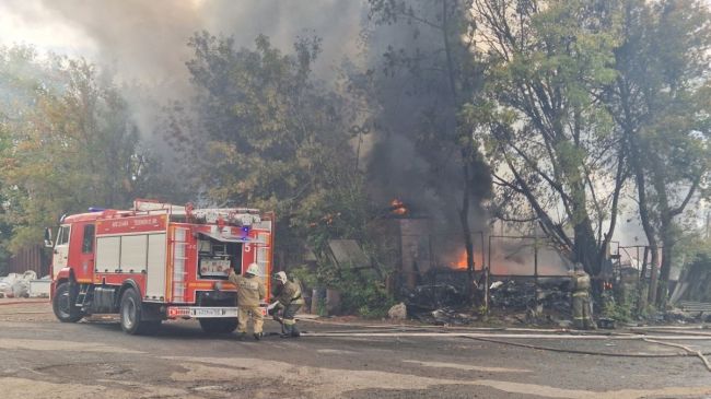 В Кировском районе Самары 26 августа тушат крупный пожар  Есть ли угроза распространения огня?  В Самаре..