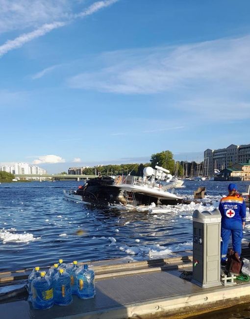 В Петербурге сгорела яхта за сотни тысяч евро  Пожар произошёл вечером 17 августа на территории яхт-клуба..