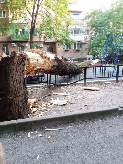 На площади Рабочей у одного из домов рухнуло..