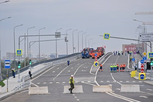 Через затое Новинки на ЗИЛе открыли автомобильный мост.  Длина моста 416 метпов, его строили больше 2-х лет...