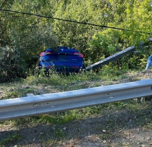 Когда автопилот сломался.  На повороте на Южный обход «Тесла» улетела в кювет.  Со слов очевидцев, обошлось..