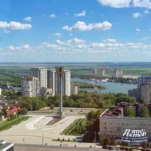 Вид с колеса обозрения в жаркий день..