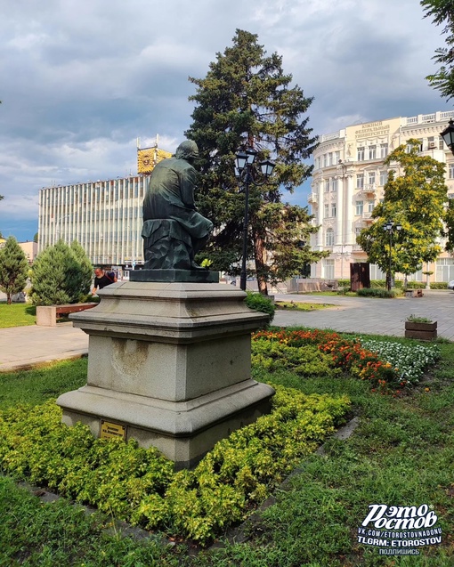 Памятник Ломоносову и котики на Большой Садовой..