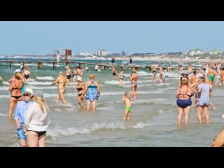 Обстановка на пляжах в Витязево сегодня🏖 Отдыхающих ещё достаточно..