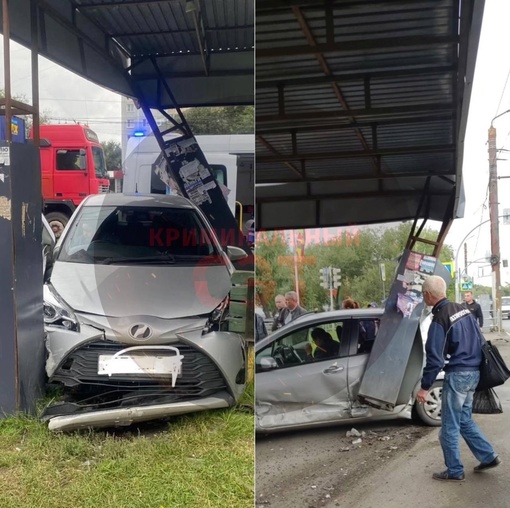 В Челябинске авто влетел в остановку  На Копейском шоссе столкнулись две машины. Одна из после этого..