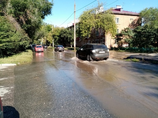 Несколько улиц затопило в Самаре из-за серьезного коммунального ЧП  Пострадал ряд домов и частных дворов  1..