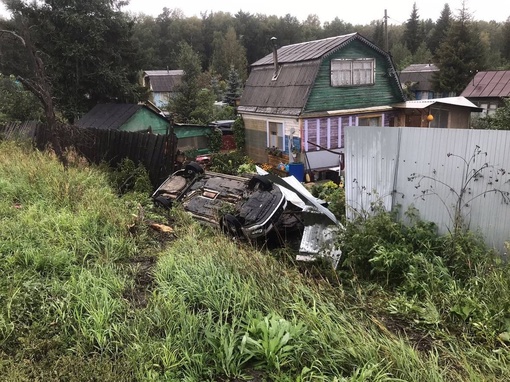 На Пермском тракте водитель легкового автомобиля снес забор частного дома  Женщина-водитель не выбрала..