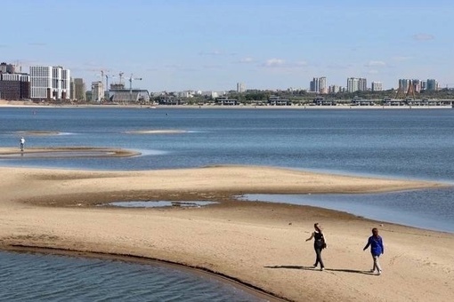 Жители Казани обеспокоены уровнем падения воды у Казанки😱  Вот так жители города гуляют по обмелевшей реке..