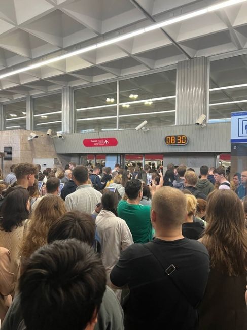 Для жителей Мурино утро началось с огромных очередей на входе в метро. Из-за роста пассажиропотока..