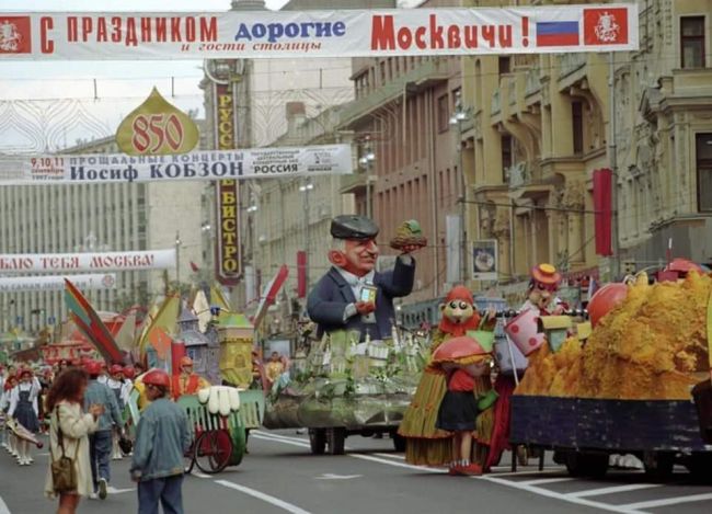 В честь 876-го Дня города предлагаем вспомнить, как отмечалось 850-летие столицы  Огромная фигура мэра Лужкова,..