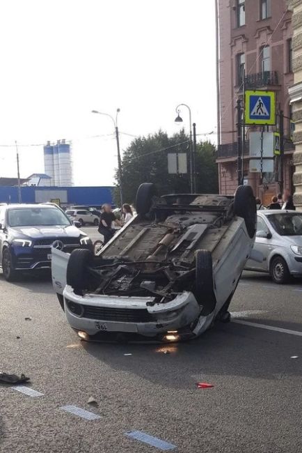 Автолюбитель перевернулся после встречи с самокатчиком-нарушителем  Необычное ДТП произошло воскресным..