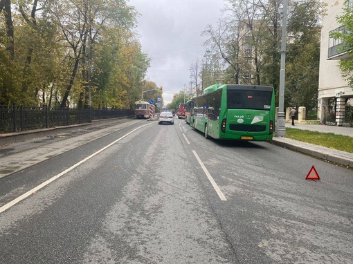 В центре Екатеринбурга столкнулись два автобуса «Гортранса». Авария произошла на Ленина, напротив штаба..