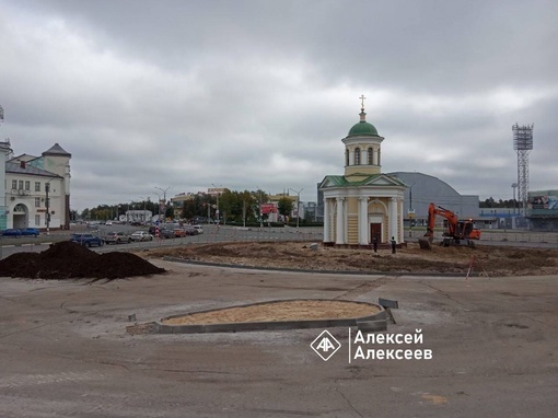 Кстати, помимо деревьев, на Свадебной площади в Дзержинске были и кустарники. Теперь их тоже нет
..