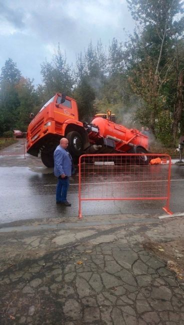 🗣️ Коммунальный анекдот — на Куйбышева во время работ провалилсяя КамАЗ..