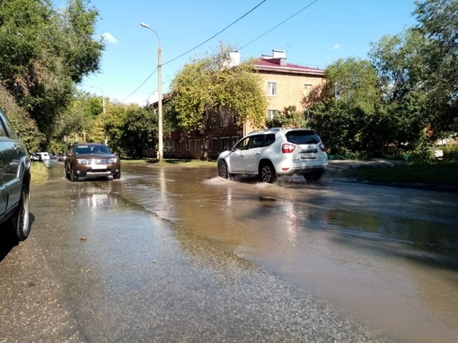 Несколько улиц затопило в Самаре из-за серьезного коммунального ЧП  Пострадал ряд домов и частных дворов  1..