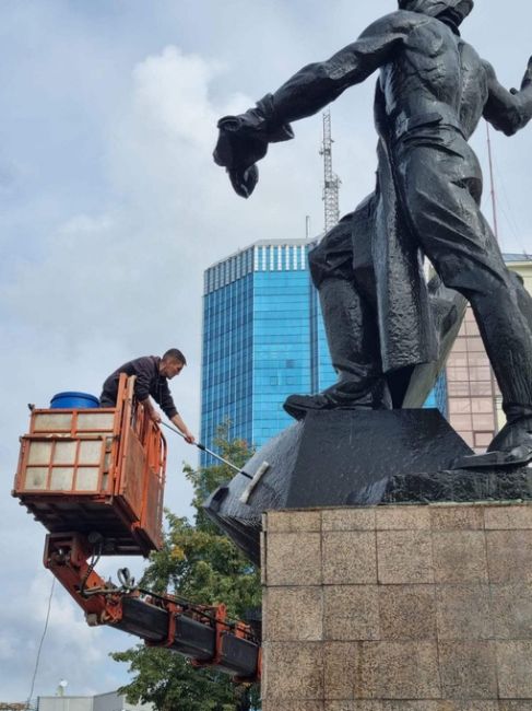 В преддверии Дня города в Челябинске помыли памятники  Фото: администрация..