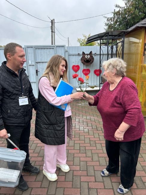 😍 Смотрите, какая теплая атмосфера на выездном голосовании в Богородском районе!  Местная жительница..